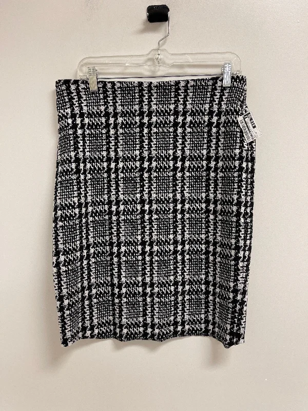 Skirt Mini & Short By Ann Taylor In Black & White, Size: 10